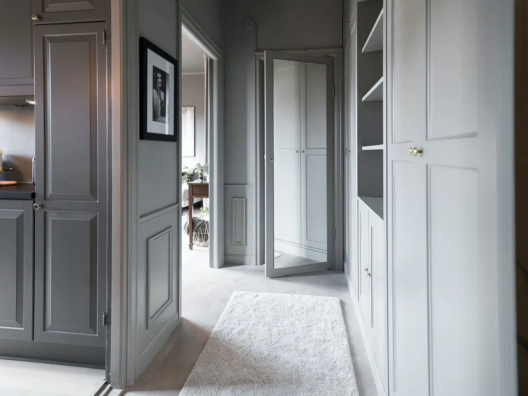 Pequeña estudio en tonos oscuros con habitación en nicho (35 m²) - Gallery image 15