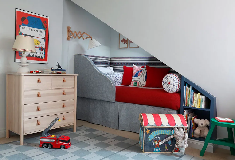 Vibrant Interior of an English Townhouse for a Large Family in London - Gallery image 13