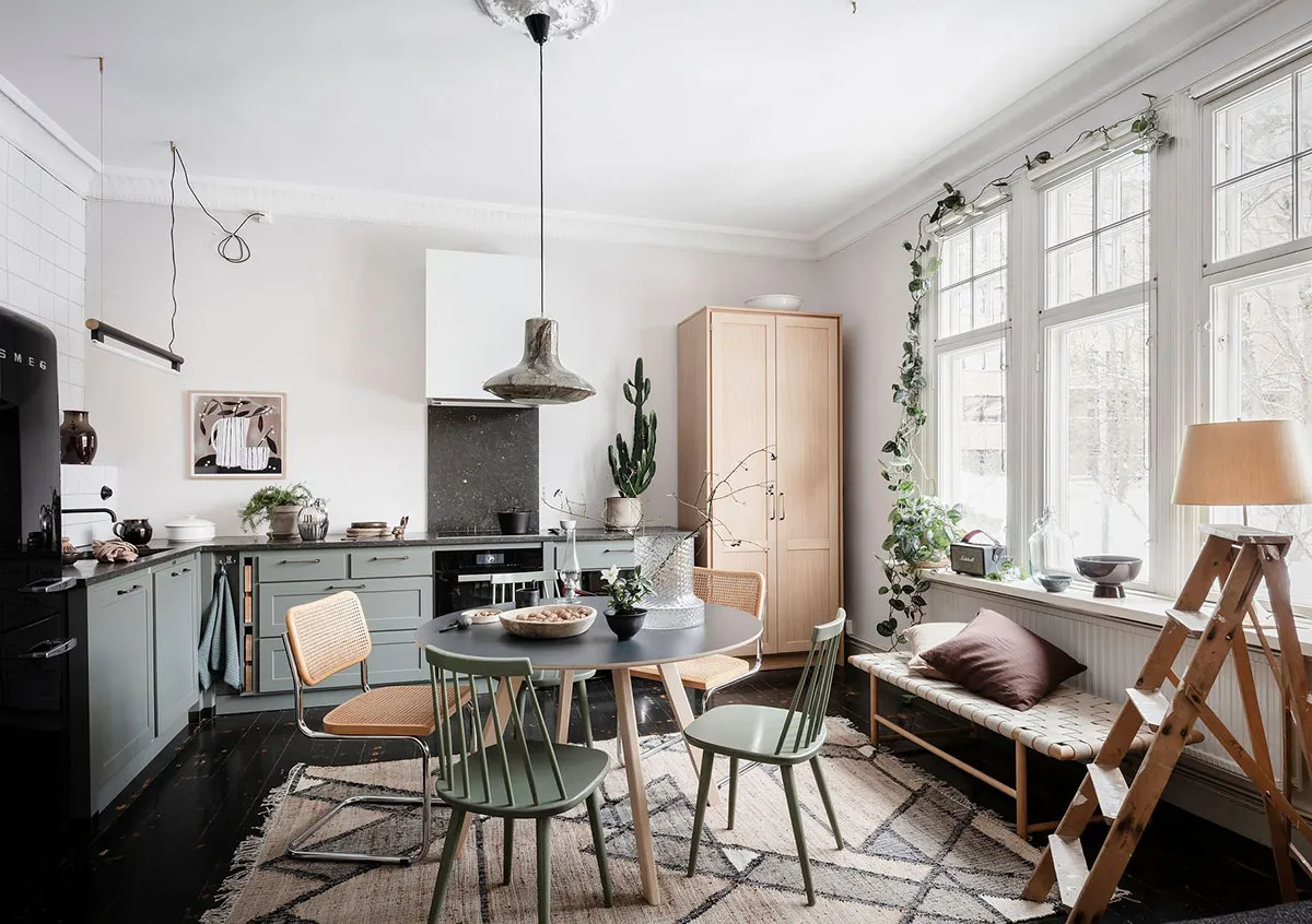 Sol noir dans la cuisine et jolies fenêtres : appartement dans une maison inhabituelle du XVIIIe siècle à Göteborg (71 m²) - Gallery image 3
