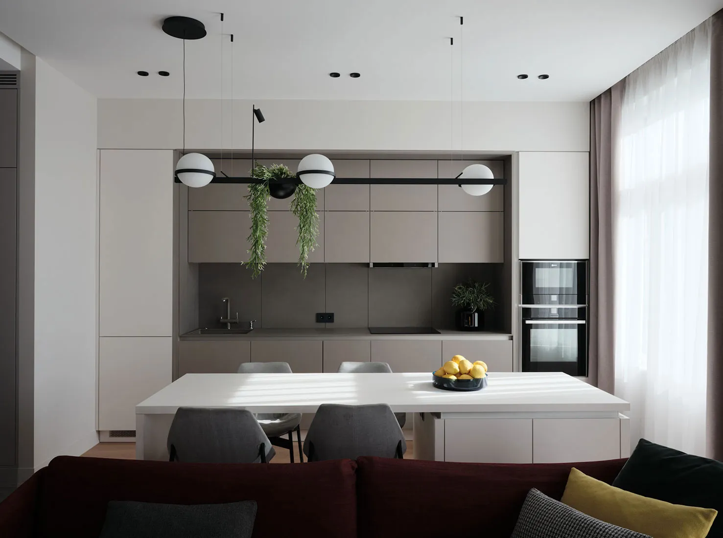 Кровать на подиуме и красный диван: квартира для студента в Санкт-Петербурге (75 кв. м) - Gallery image 2