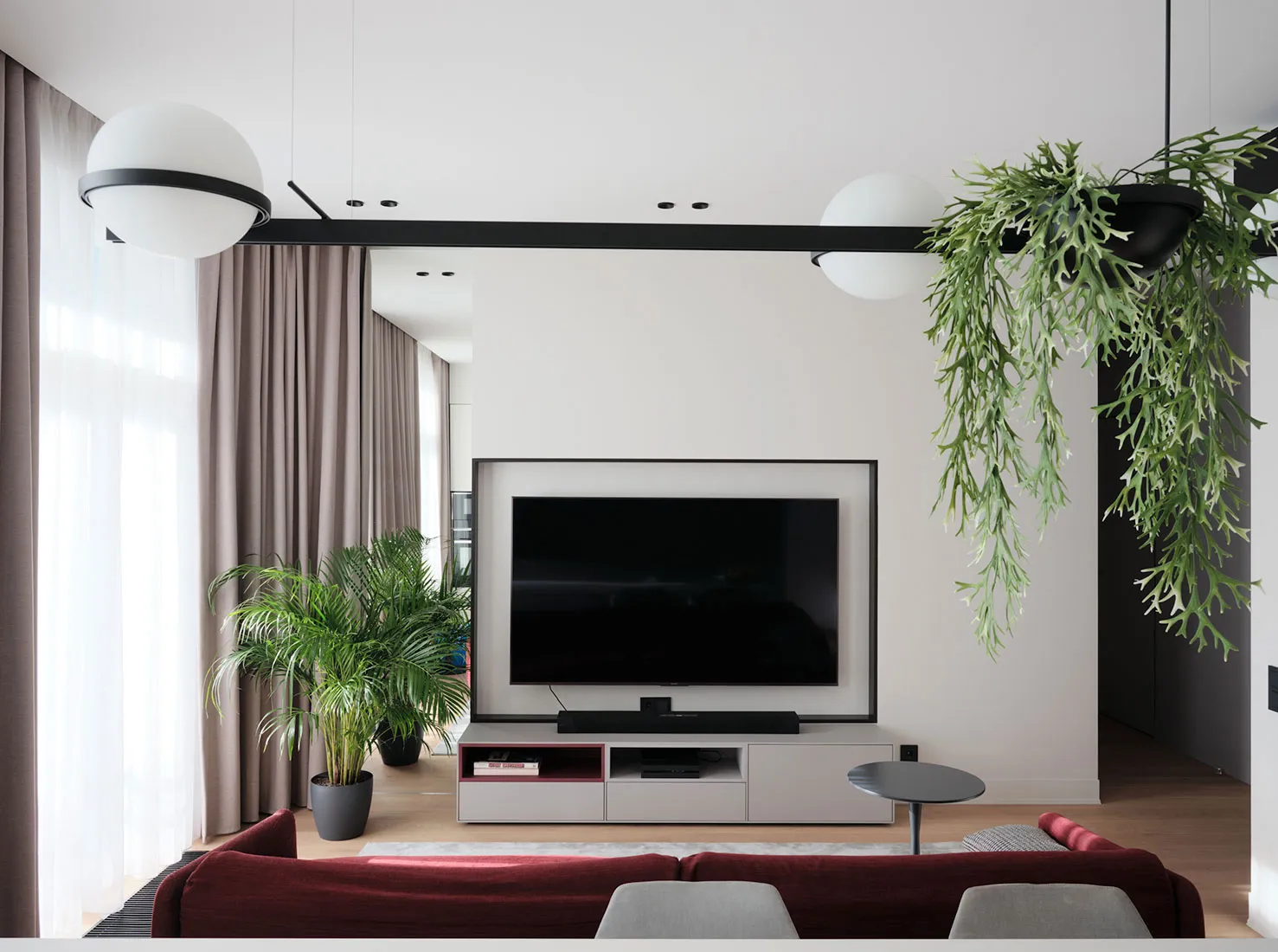 Кровать на подиуме и красный диван: квартира для студента в Санкт-Петербурге (75 кв. м) - Gallery image 5