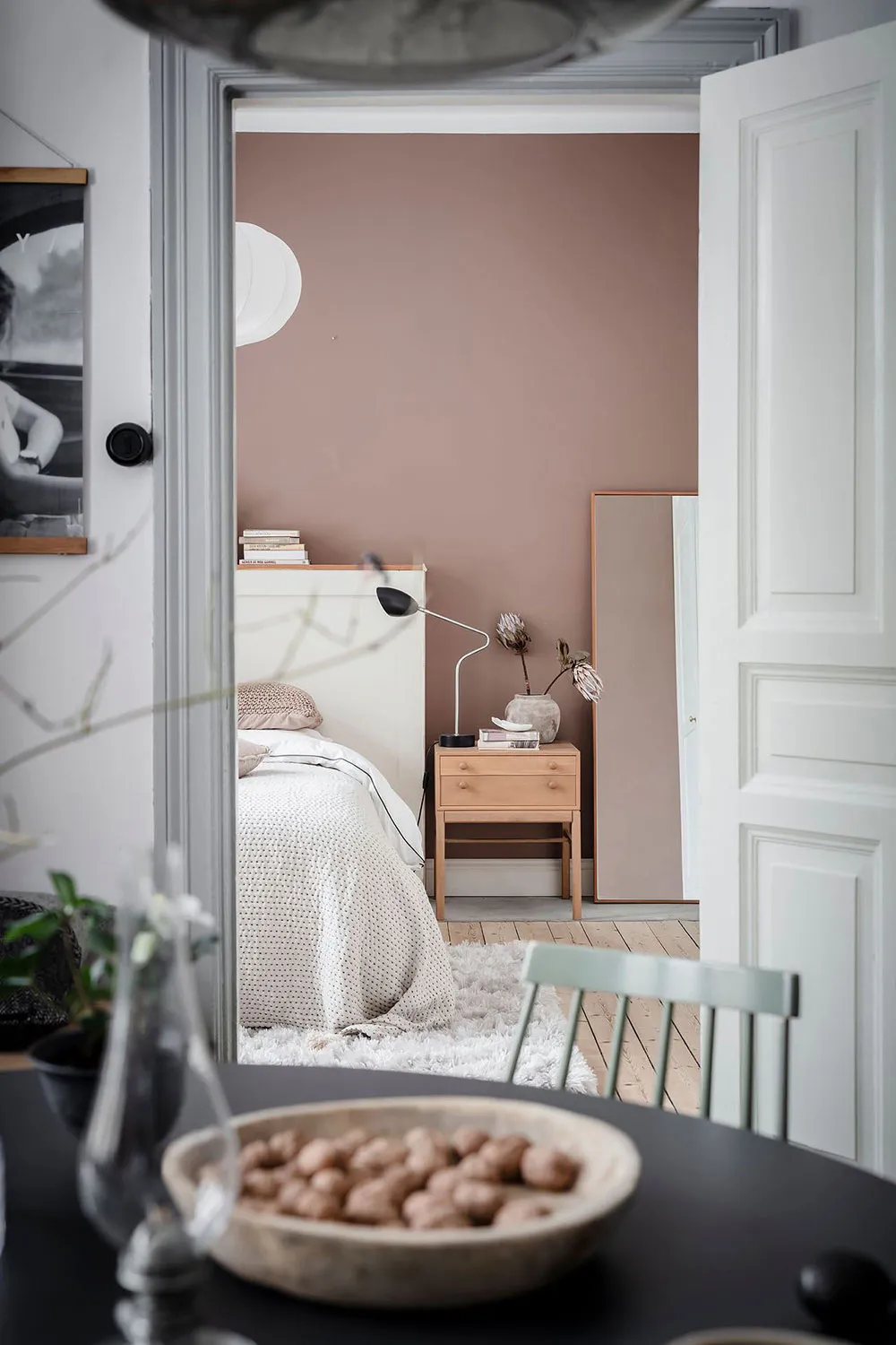 Sol noir dans la cuisine et jolies fenêtres : appartement dans une maison inhabituelle du XVIIIe siècle à Göteborg (71 m²) - Gallery image 11