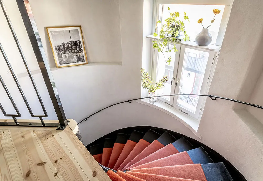 Molduras, ladrillo y mansardas: un interesante interior en Suecia - Gallery image 20