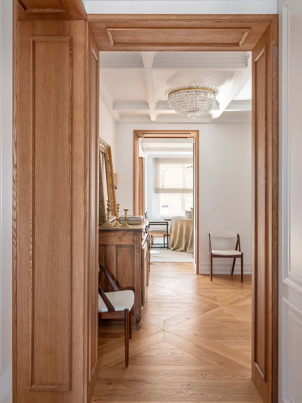 Jasny i ciepły wnętrze mieszkania w starym domu w Madrycie - Gallery image 11