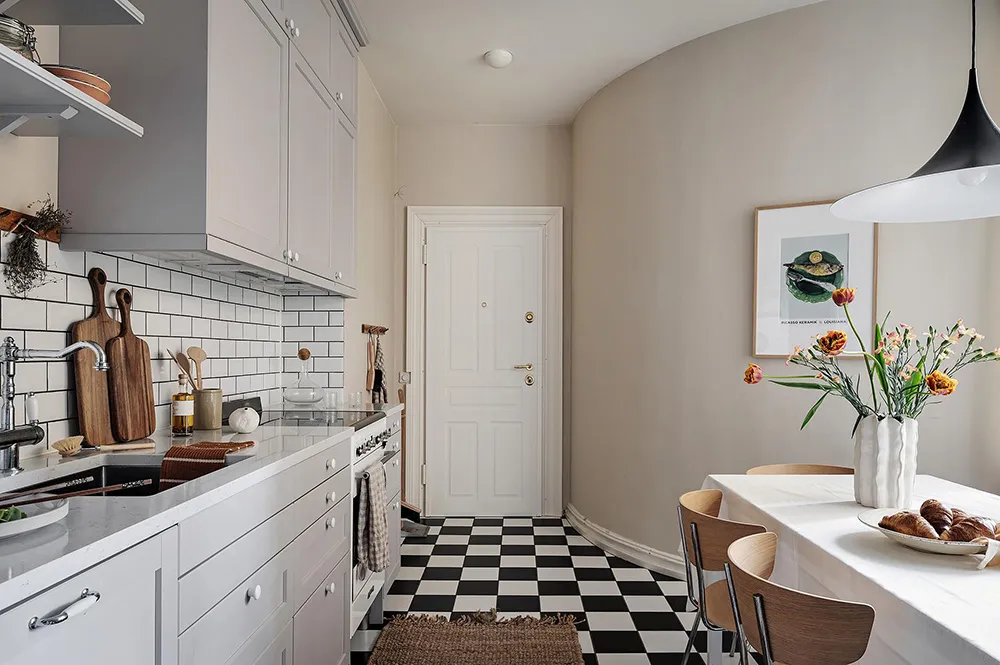 Helle skandinavische Wohnung mit beeindruckender blauer Schlafzimmer - Gallery image 24