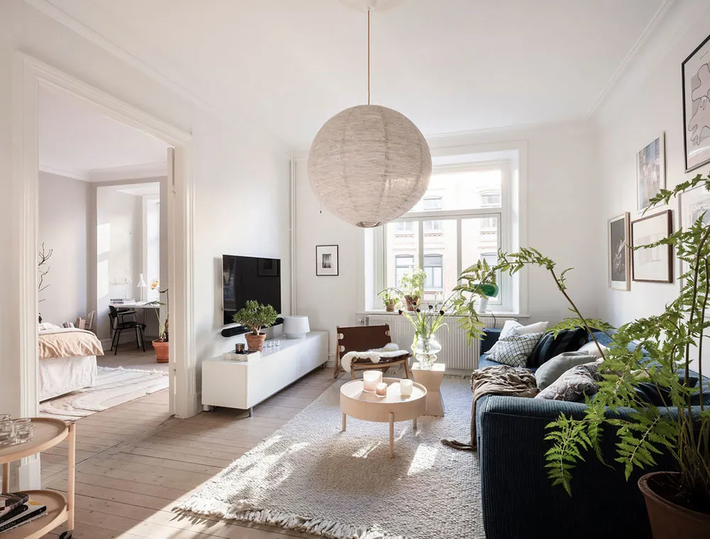 Weißer skandinavischer Interior mit lebendigem Dekor in Schweden (72 qm) - Gallery image 18