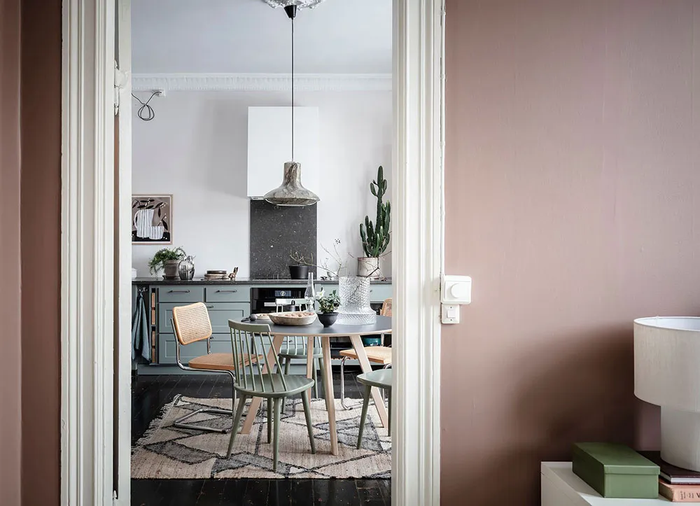 Sol noir dans la cuisine et jolies fenêtres : appartement dans une maison inhabituelle du XVIIIe siècle à Göteborg (71 m²) - Gallery image 2