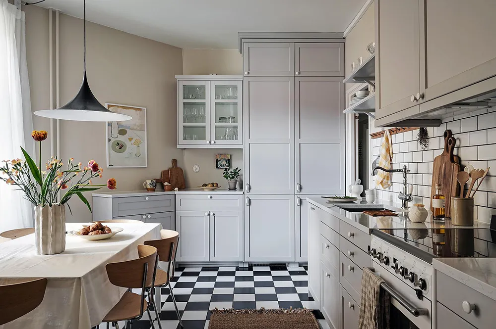 Helle skandinavische Wohnung mit beeindruckender blauer Schlafzimmer - Gallery image 20