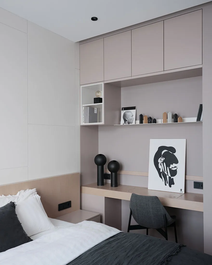 Кровать на подиуме и красный диван: квартира для студента в Санкт-Петербурге (75 кв. м) - Gallery image 16