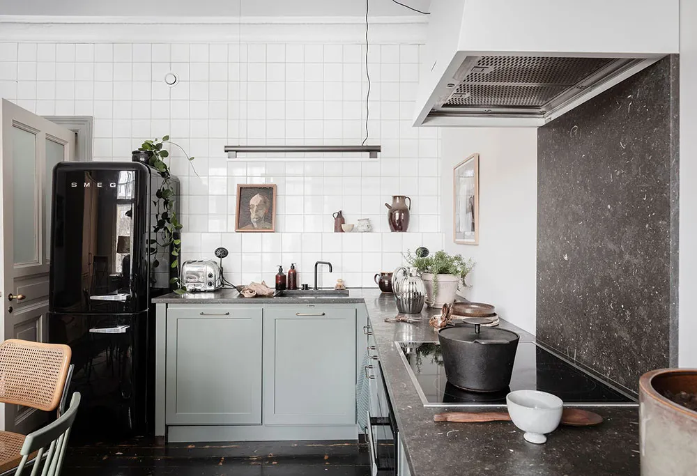 Sol noir dans la cuisine et jolies fenêtres : appartement dans une maison inhabituelle du XVIIIe siècle à Göteborg (71 m²) - Gallery image 4
