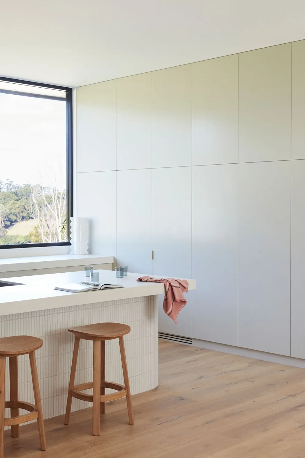 Лёгкий и воздушный натуральный интерьер современного дома в Австралии - Gallery image 9