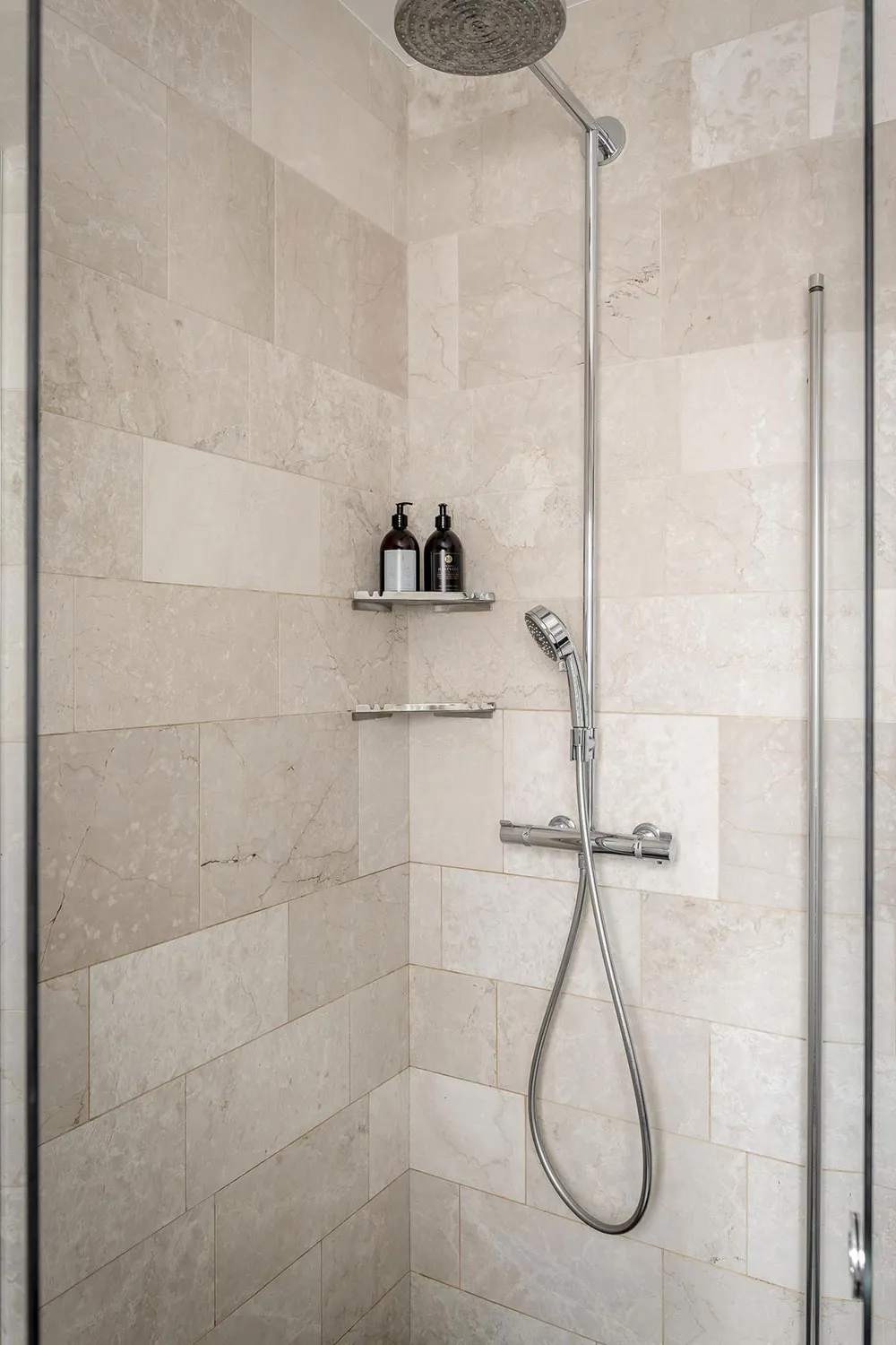 Belles portes noires et teintes intéressantes : appartement à Gothenburg (74 m²) - Gallery image 19