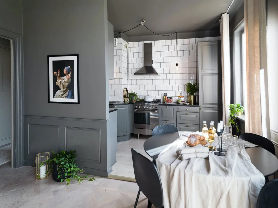 Pequeña estudio en tonos oscuros con habitación en nicho (35 m²) - Gallery image 4