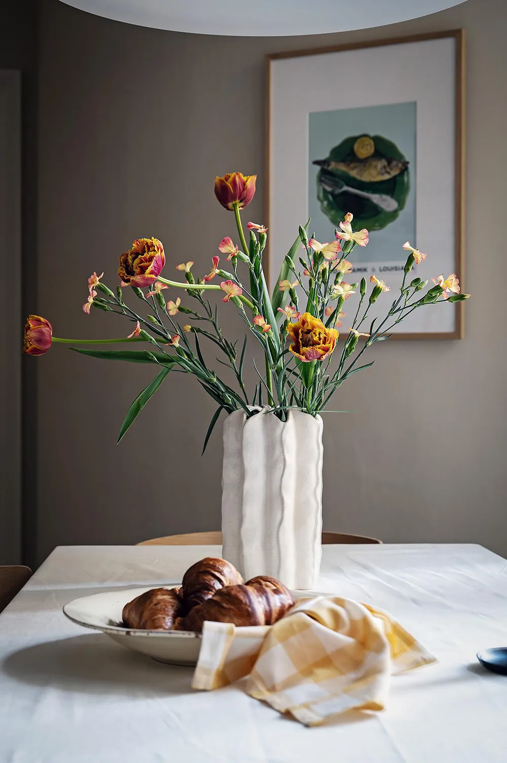 Helle skandinavische Wohnung mit beeindruckender blauer Schlafzimmer - Gallery image 25