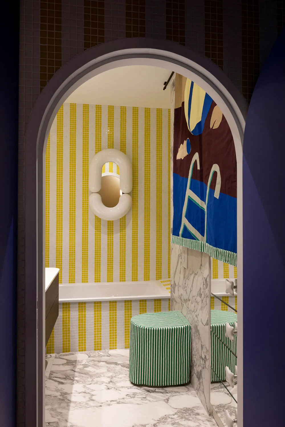 धारीदार छत एवं गोलाकार फर्नीचर: फ्रांस में एक असामान्य अपार्टमेंट का आंतरिक डिज़ाइन - Gallery image 10