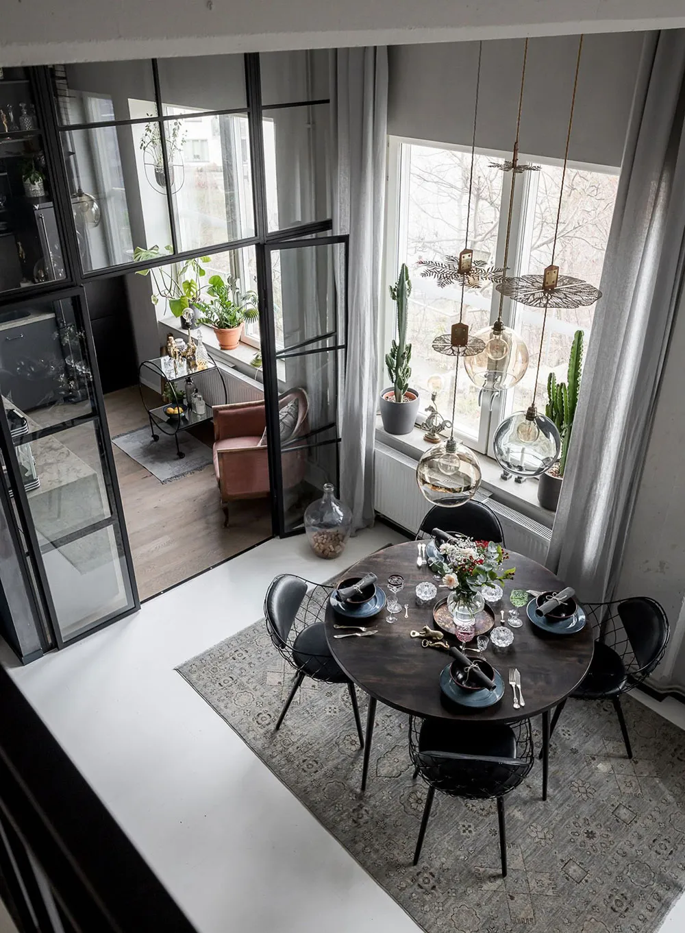 スウェーデンにある73平方メートルの魅力的なロフト付きアパートのデザインにおける様々なスタイルの要素 - Gallery image 4