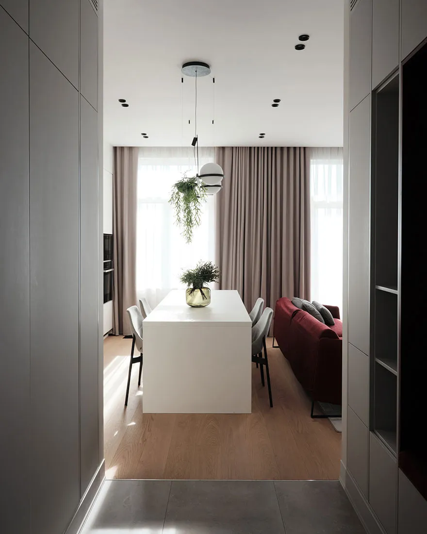 Кровать на подиуме и красный диван: квартира для студента в Санкт-Петербурге (75 кв. м) - Gallery image 6