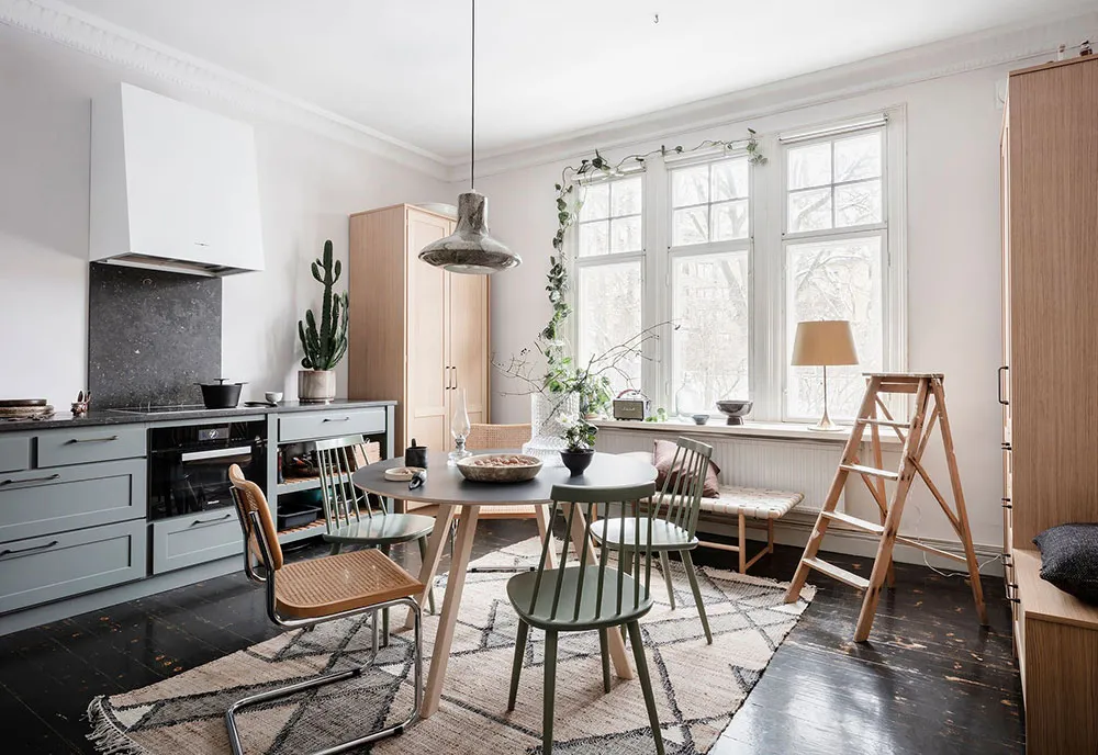 Sol noir dans la cuisine et jolies fenêtres : appartement dans une maison inhabituelle du XVIIIe siècle à Göteborg (71 m²) - Gallery image 6