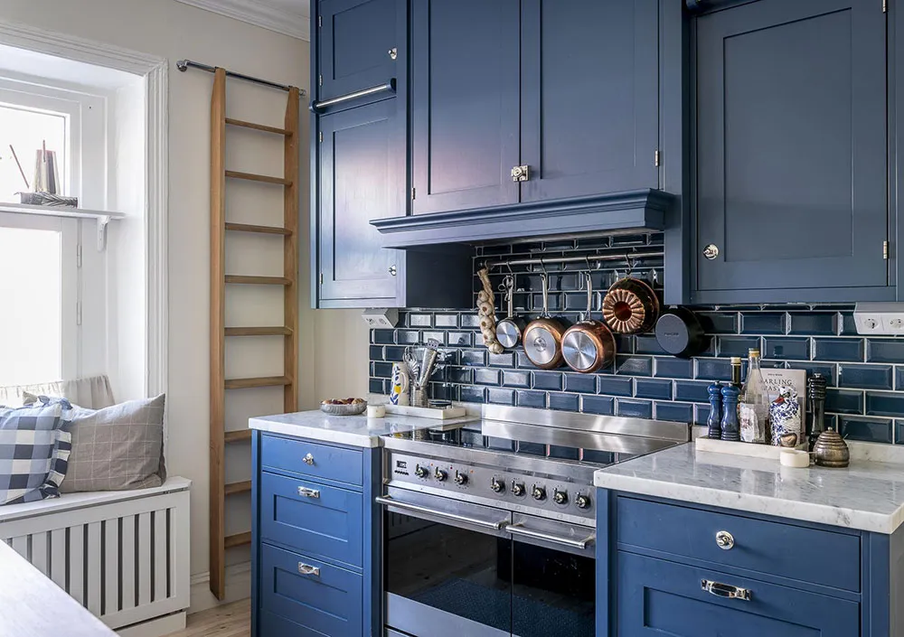 Molduras, ladrillo y mansardas: un interesante interior en Suecia - Gallery image 10