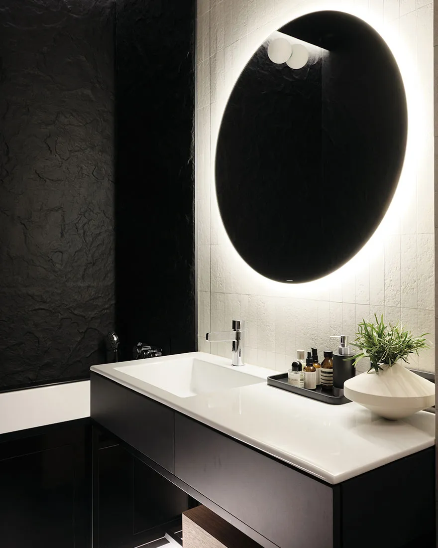 Кровать на подиуме и красный диван: квартира для студента в Санкт-Петербурге (75 кв. м) - Gallery image 12