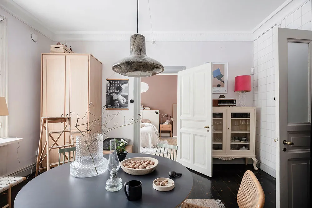 Sol noir dans la cuisine et jolies fenêtres : appartement dans une maison inhabituelle du XVIIIe siècle à Göteborg (71 m²) - Gallery image 10
