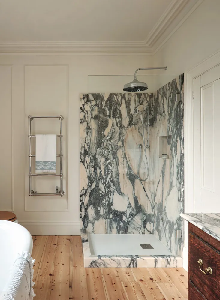 Уютный английский интерьер в прохладных оттенках - Gallery image 13