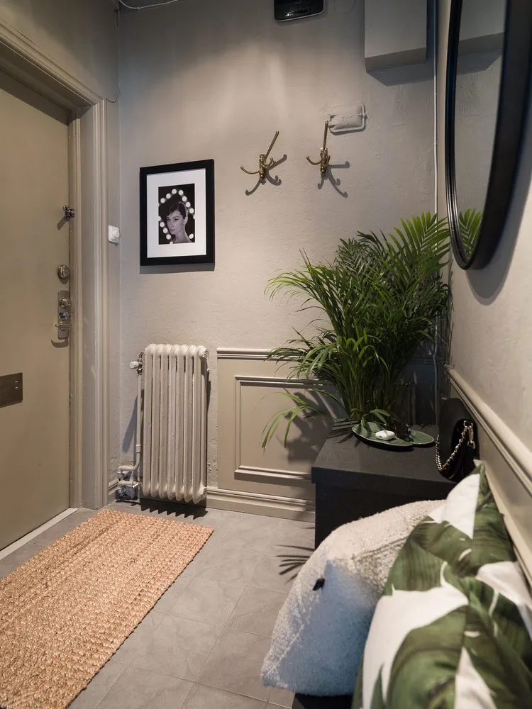 Pequeña estudio en tonos oscuros con habitación en nicho (35 m²) - Gallery image 18