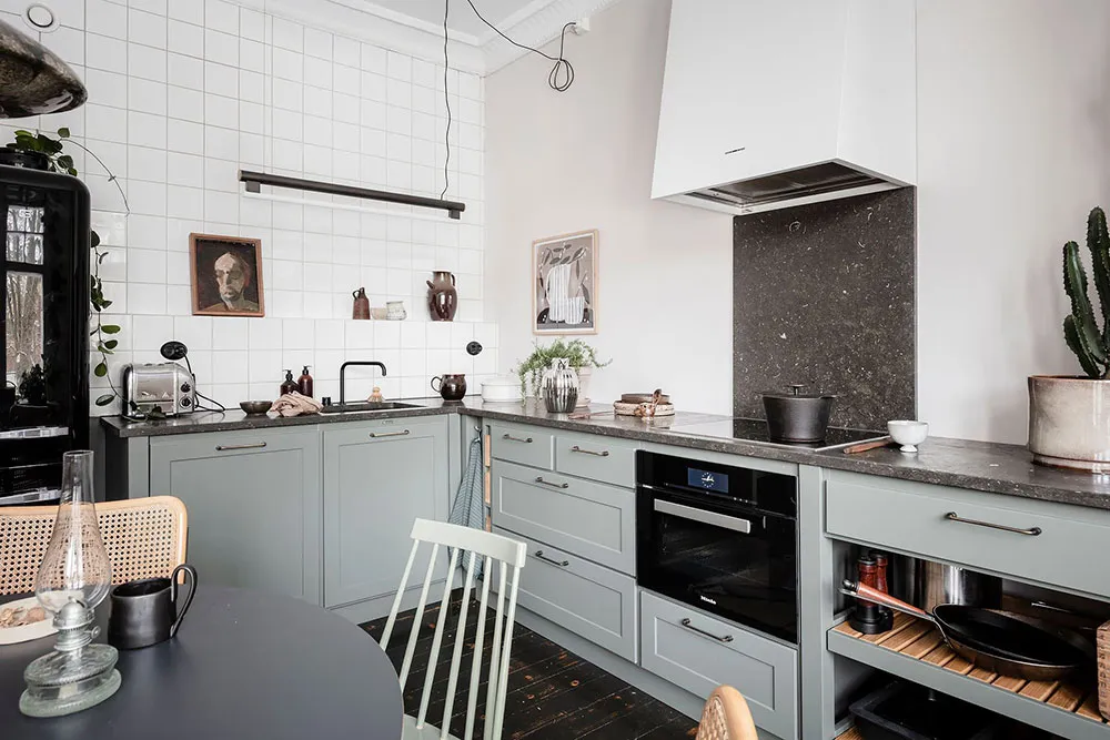 Sol noir dans la cuisine et jolies fenêtres : appartement dans une maison inhabituelle du XVIIIe siècle à Göteborg (71 m²) - Gallery image 5