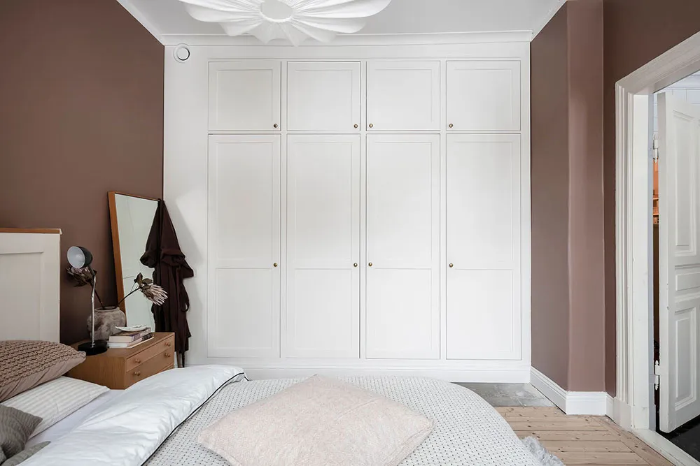 Sol noir dans la cuisine et jolies fenêtres : appartement dans une maison inhabituelle du XVIIIe siècle à Göteborg (71 m²) - Gallery image 15