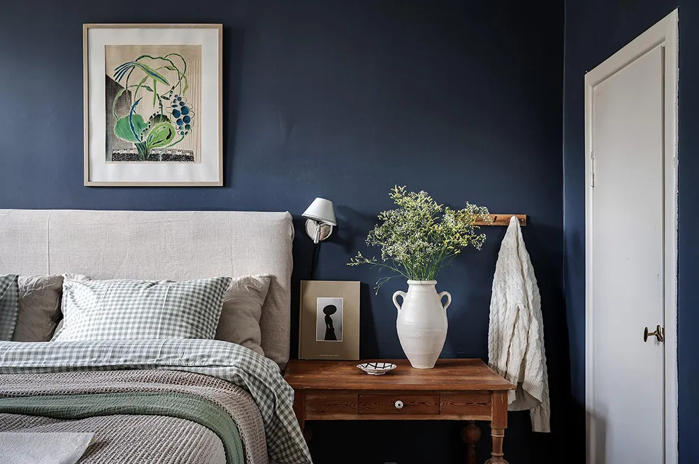 Helle skandinavische Wohnung mit beeindruckender blauer Schlafzimmer - Gallery image 13