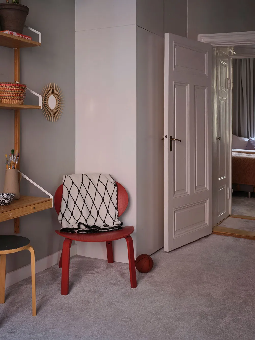 Interior escandinavo tranquilo con suaves notas otoñales en el diseño (67 m²) - Gallery image 29