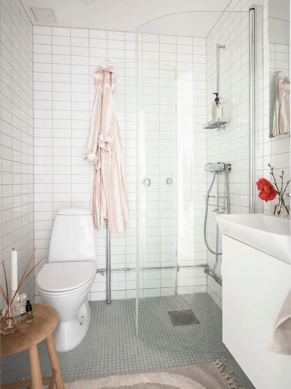 Weißer skandinavischer Interior mit lebendigem Dekor in Schweden (72 qm) - Gallery image 30