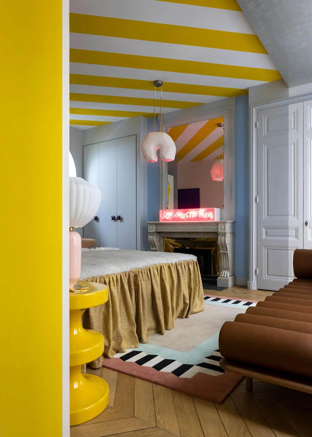 धारीदार छत एवं गोलाकार फर्नीचर: फ्रांस में एक असामान्य अपार्टमेंट का आंतरिक डिज़ाइन - Gallery image 7