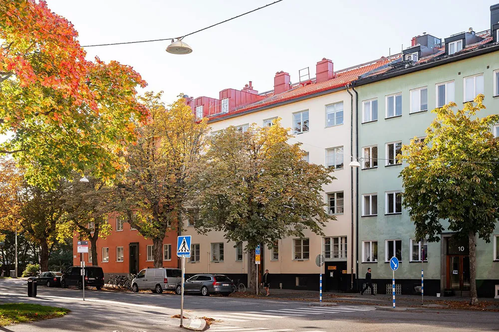 Warm Notes in the Interior of a Compact Apartment with a Through Living Room (61 sq. m) - Gallery image 18
