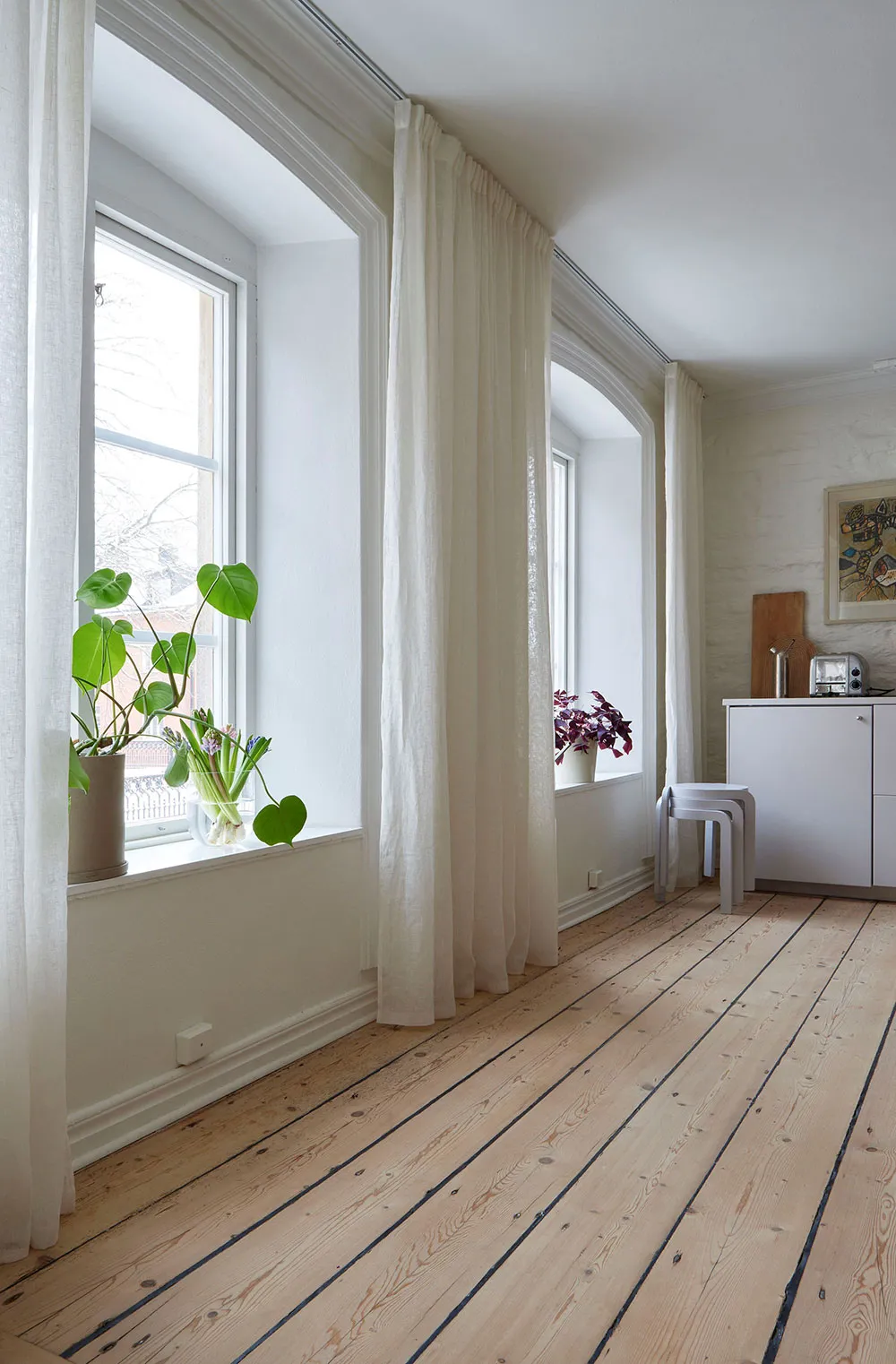 Scandinavie joyeuse : appartement aux couleurs vives et meubles design à Stockholm (64 m²) - Gallery image 7