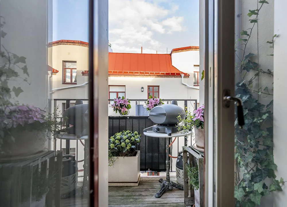 Molduras, ladrillo y mansardas: un interesante interior en Suecia - Gallery image 17