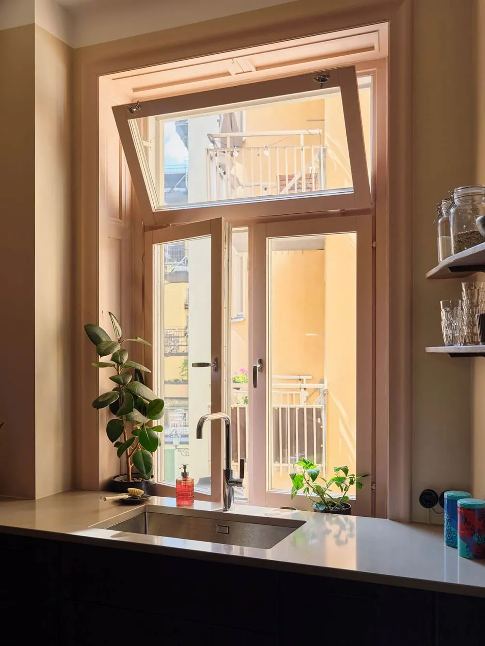 Appartement scandinave avec des détails féminins agréables - Gallery image 16