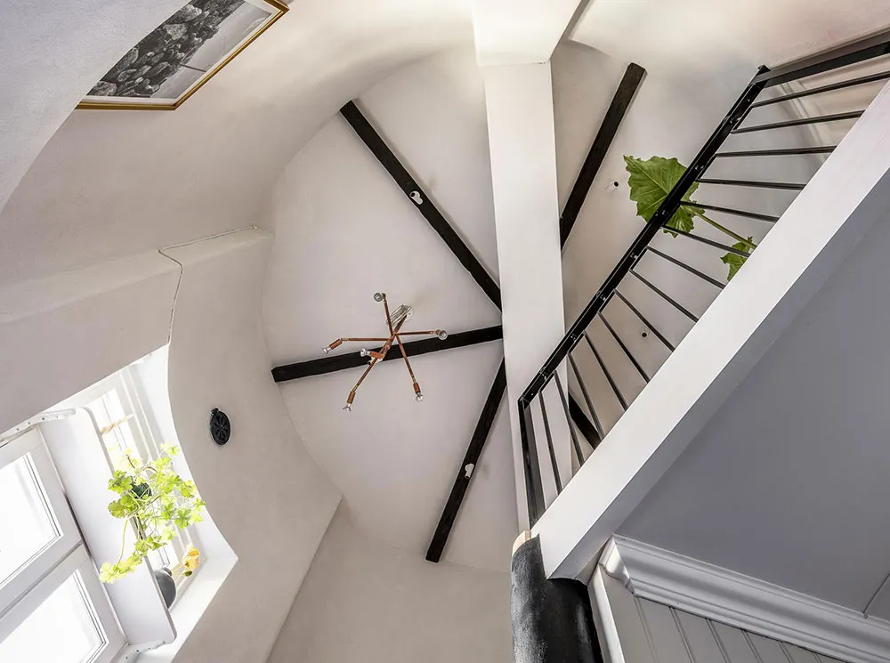 Molduras, ladrillo y mansardas: un interesante interior en Suecia - Gallery image 19