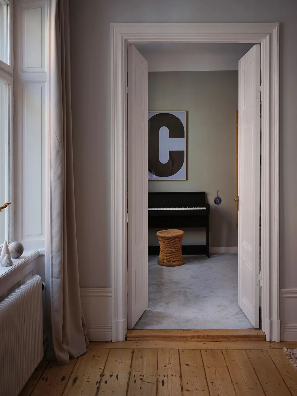 Interior escandinavo tranquilo con suaves notas otoñales en el diseño (67 m²) - Gallery image 24