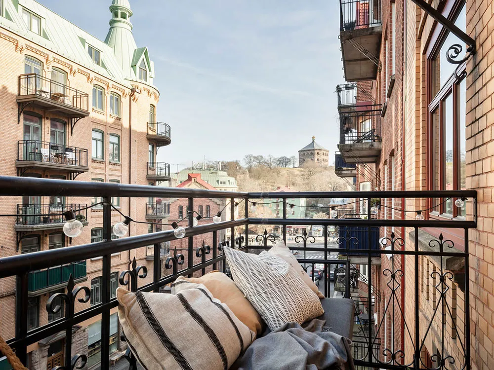 Weißer skandinavischer Interior mit lebendigem Dekor in Schweden (72 qm) - Gallery image 7