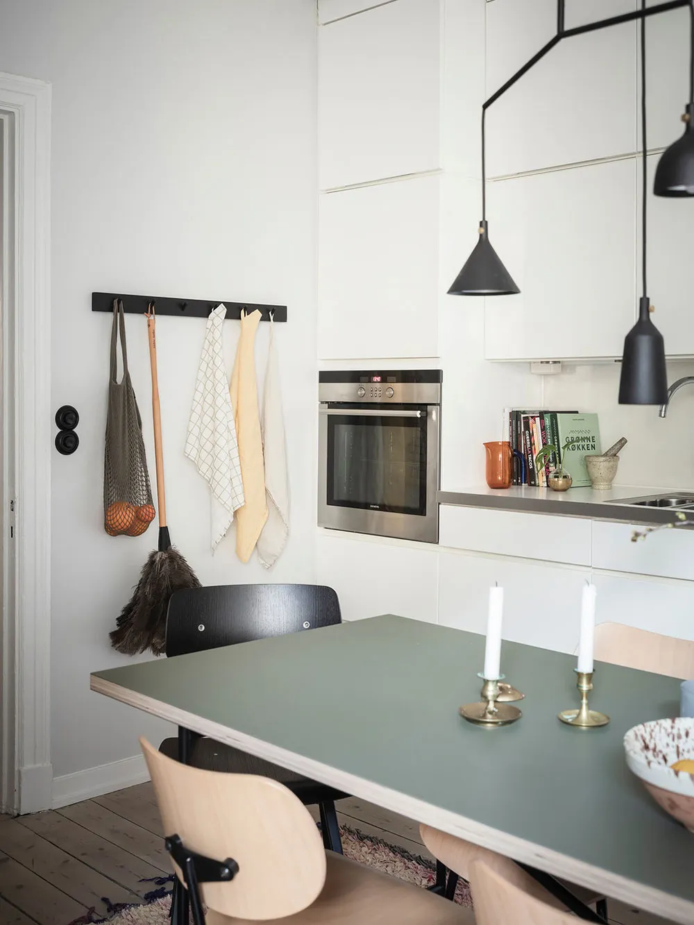 Weißer skandinavischer Interior mit lebendigem Dekor in Schweden (72 qm) - Gallery image 27