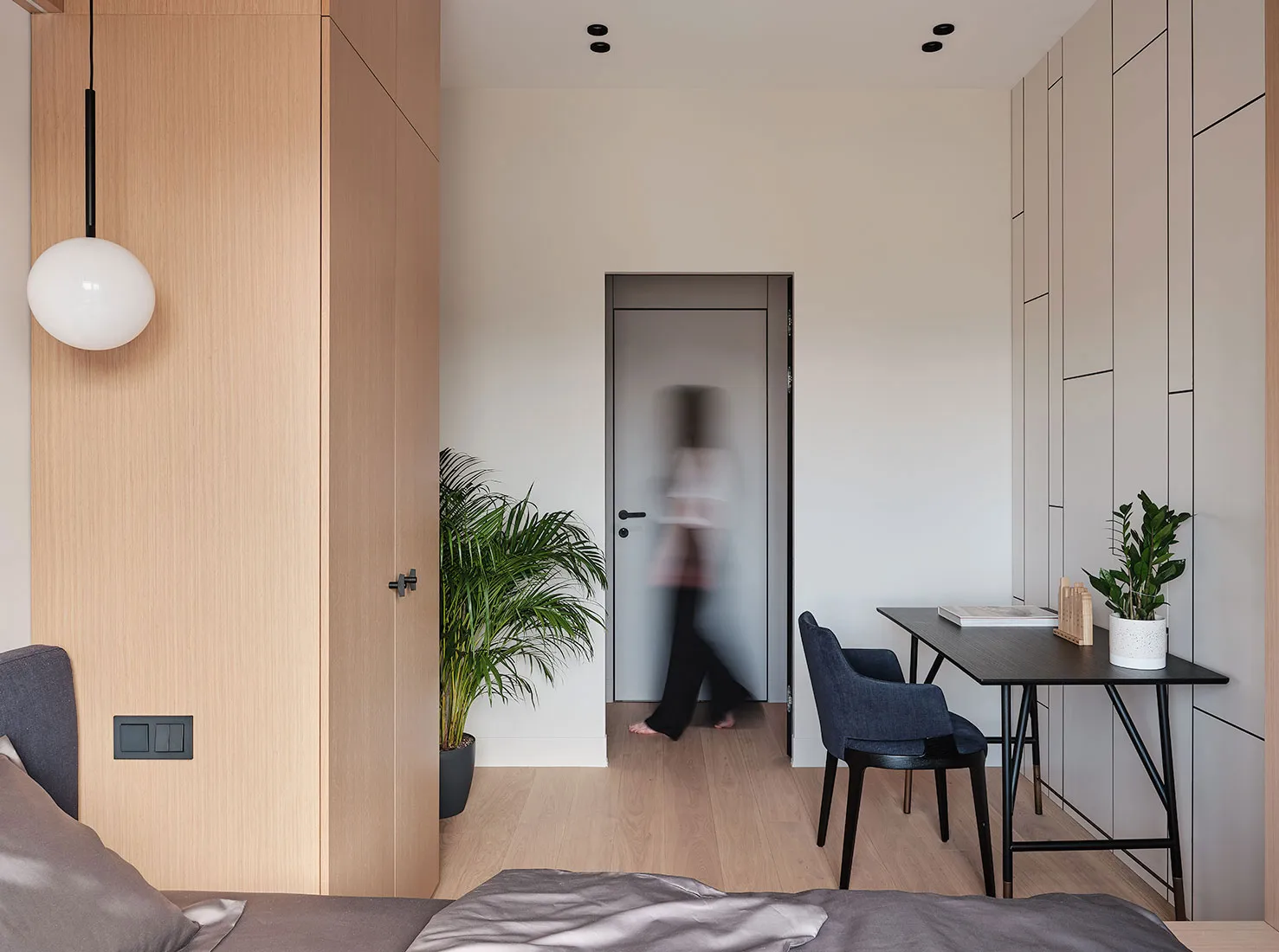 Кровать на подиуме и красный диван: квартира для студента в Санкт-Петербурге (75 кв. м) - Gallery image 7