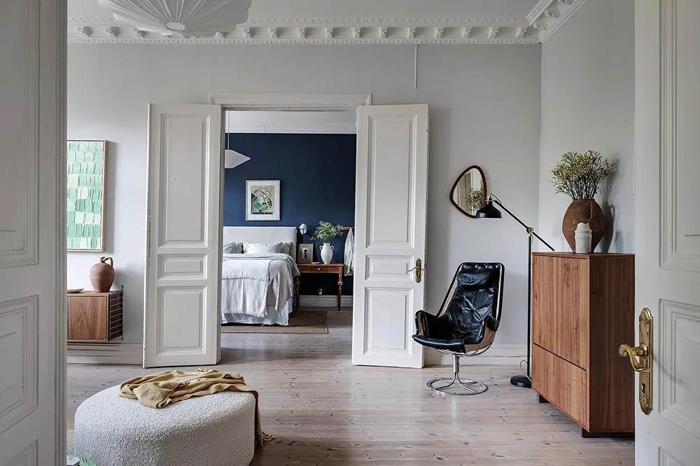 Helle skandinavische Wohnung mit beeindruckender blauer Schlafzimmer - Gallery image 9