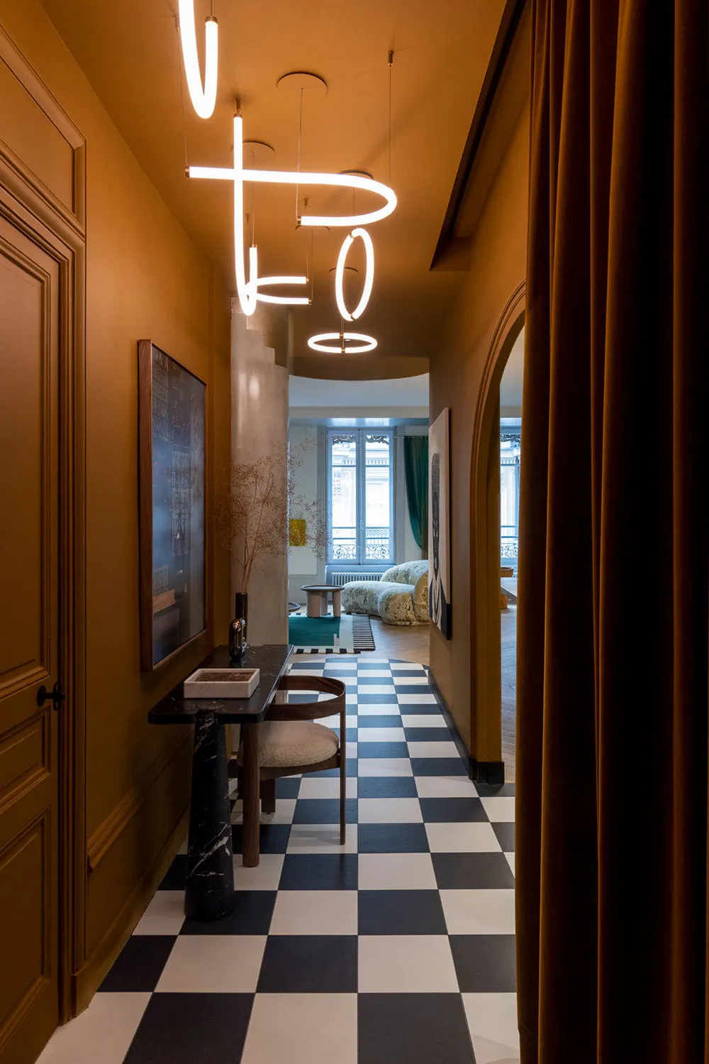 धारीदार छत एवं गोलाकार फर्नीचर: फ्रांस में एक असामान्य अपार्टमेंट का आंतरिक डिज़ाइन - Gallery image 2