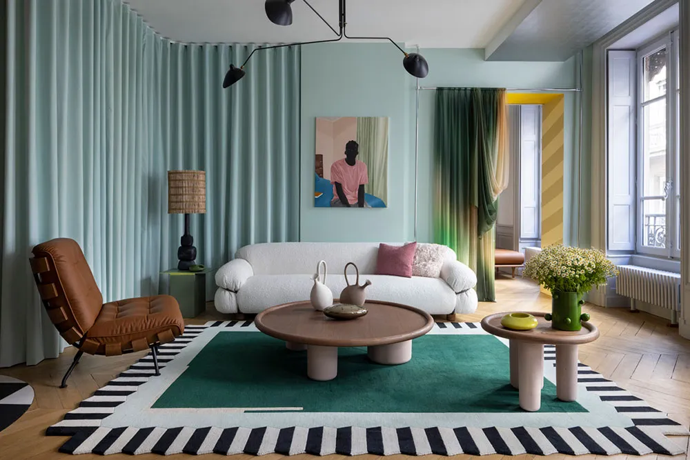 धारीदार छत एवं गोलाकार फर्नीचर: फ्रांस में एक असामान्य अपार्टमेंट का आंतरिक डिज़ाइन - Gallery image 3