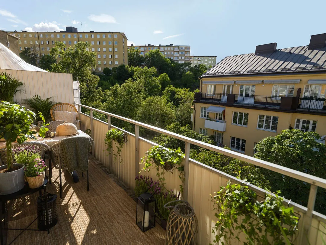 Pequeña estudio en tonos oscuros con habitación en nicho (35 m²) - Gallery image 13