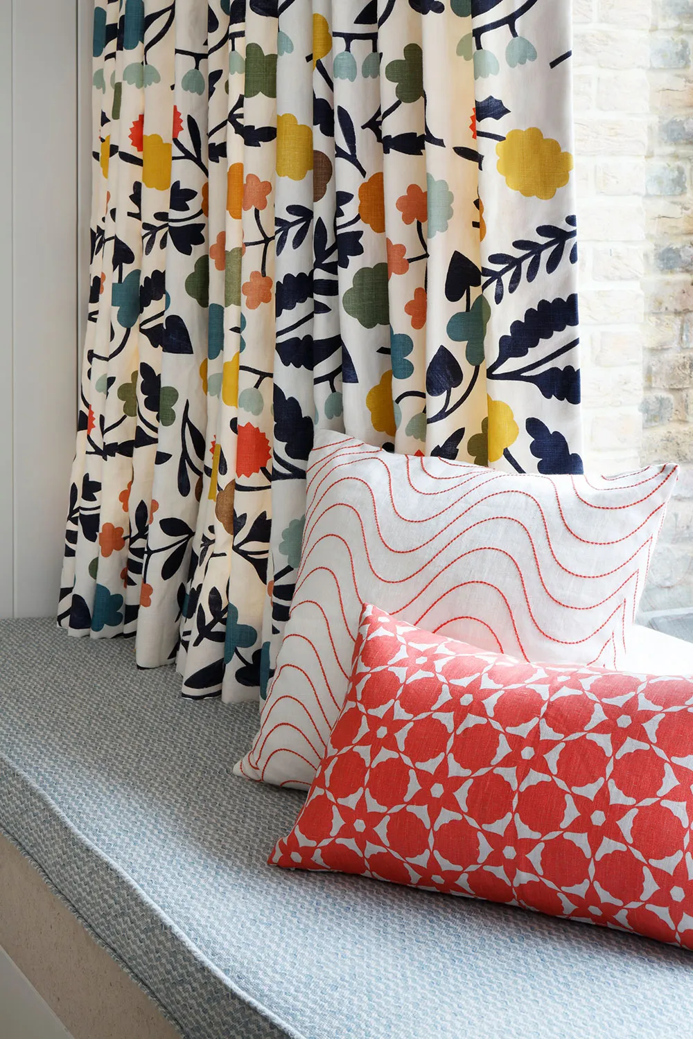 Vibrant Interior of an English Townhouse for a Large Family in London - Gallery image 6