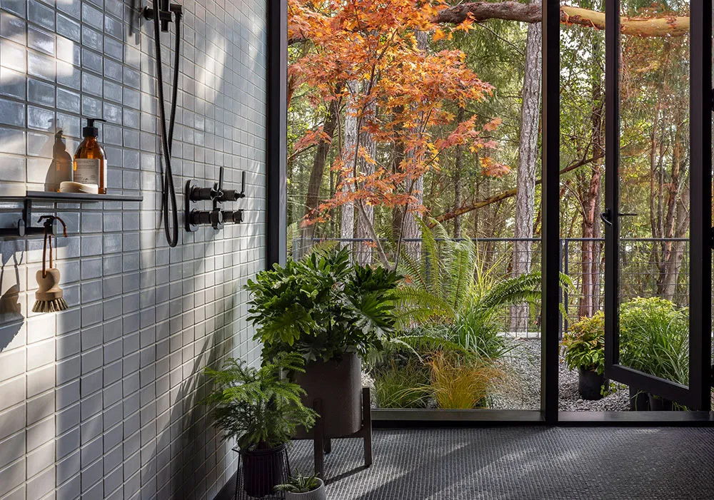 Verre, bois et béton : une maison minimaliste au bord d'un lac dans l'État de Washington - Gallery image 11