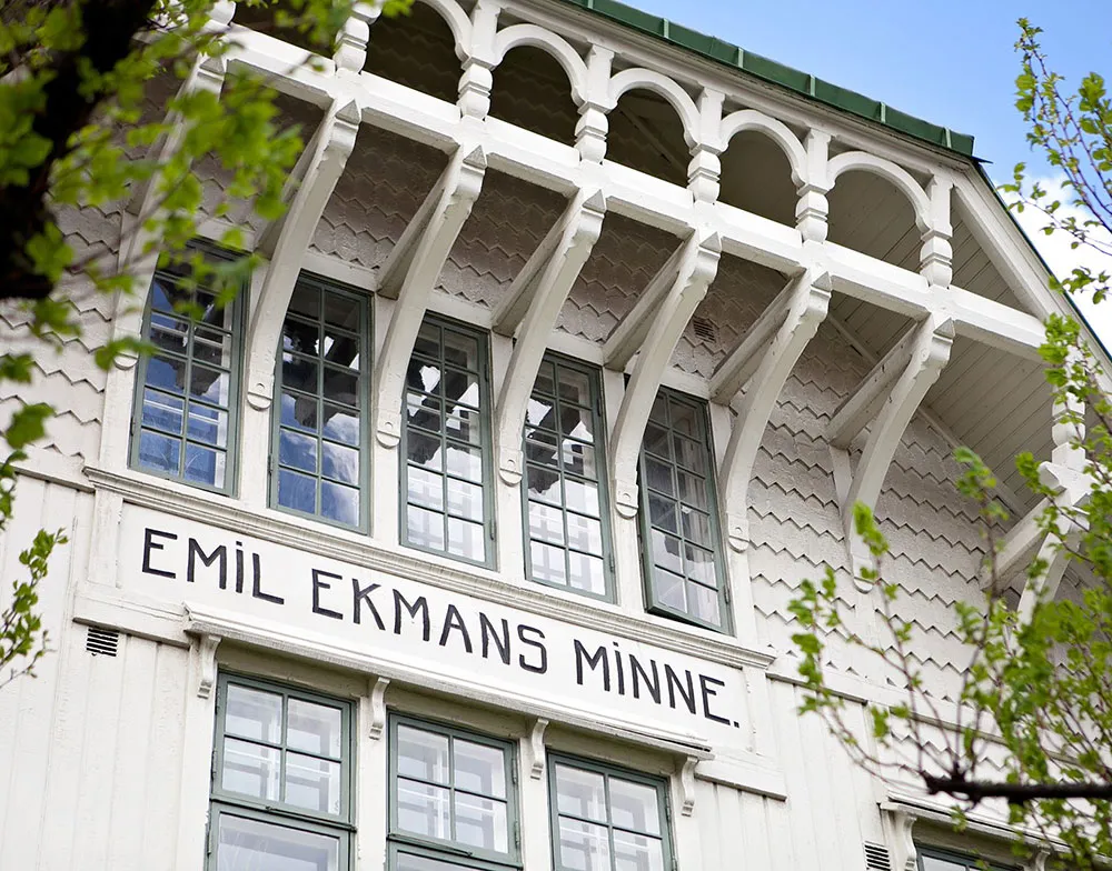 Sol noir dans la cuisine et jolies fenêtres : appartement dans une maison inhabituelle du XVIIIe siècle à Göteborg (71 m²) - Gallery image 1