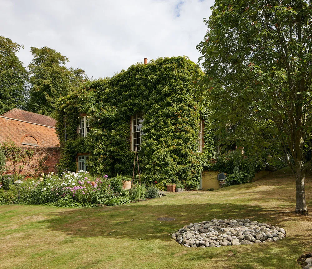 Magnificent Georgian Townhouse of the 18th Century, Enveloped in Greenery - Gallery image 2